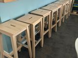de nombreux tabourets alignés contre le mur