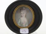 une petite photo d'un bébé dans un cadre noir