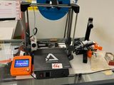 une machine posée sur une table en verre