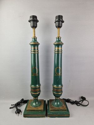 une paire de lampes peintes en vert et or, avec des abat-jours noirs
