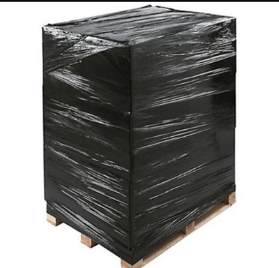 une palette en plastique noir posée sur une palette en bois