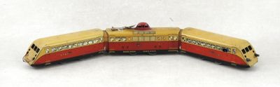 un petit train posé sur une surface blanche
