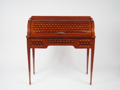 un bureau ancien avec un plateau à damier et des tiroirs