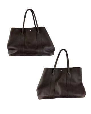 une paire de sacs en cuir marron posés l'un sur l'autre