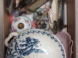 une boîte remplie d'objets assortis qui s'y trouvent