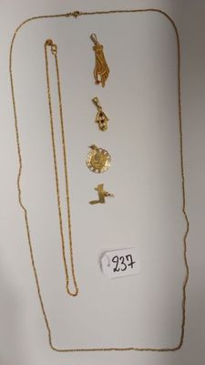 Des colliers et des bracelets en or sont exposés dans une vitrine