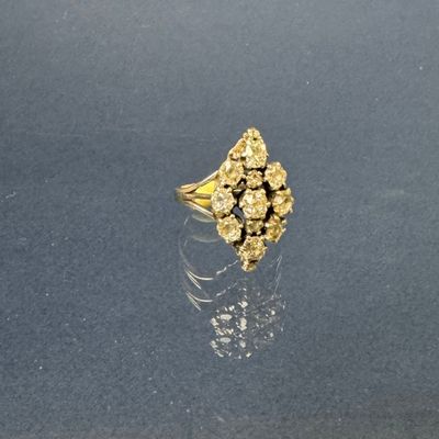 une image représentant une bague en or sertie d'une grappe de diamants