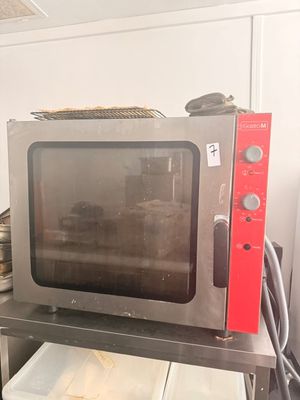 un micro-ondes posé sur une table dans une cuisine