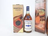 une bouteille de cognac Martelli à côté d'une boîte de cognac