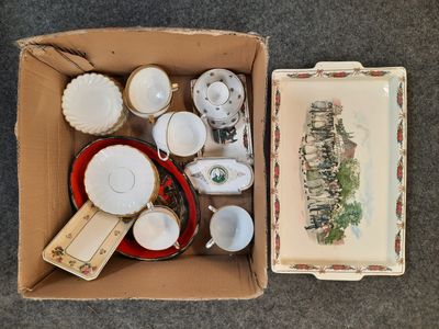 une boîte remplie de tasses et de soucoupes à thé et à café