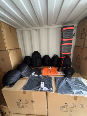 de nombreuses caisses de bagages à l'arrière d'un camion de déménagement