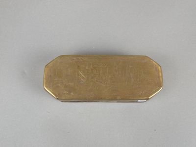 une image représentant une petite plaque en or sur laquelle figure le portrait d'un homme