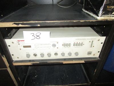 une photo d'une radio posée sur une table