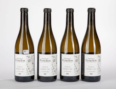 trois bouteilles de vin posées sur une table blanche