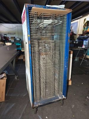 une photo d'une armoire métallique dans un entrepôt