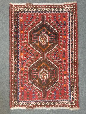 un tapis rouge et marron posé sur une moquette bleue