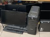 plein d'écrans d'ordinateur et un clavier posés par terre
