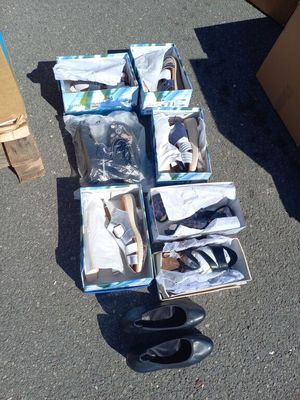 de nombreuses paires de chaussures posées par terre
