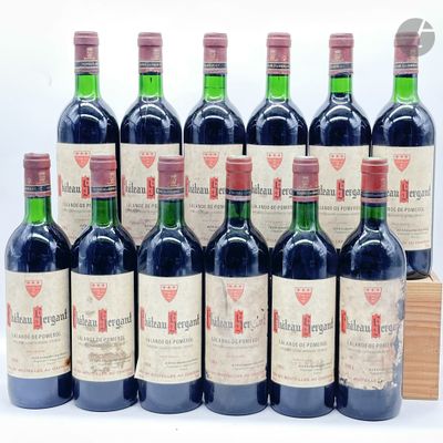 six bouteilles de vin rouge sont alignées