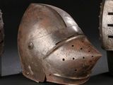 Trois types de casques différents sont exposés sur un fond noir