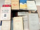 un grand nombre de livres posés sur une table