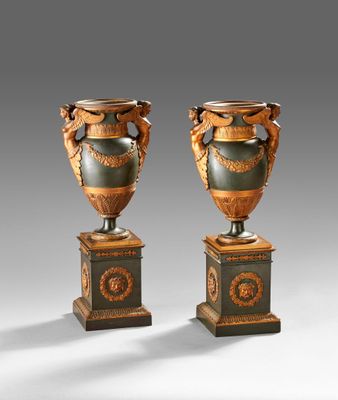 une paire de vases anciens sur socles, sur fond gris