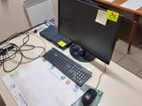 un bureau sur lequel se trouvent un ordinateur, un clavier, une souris et d'autres objets