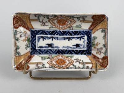Ravier en porcelaine imari de forme rectangulaire à angles t…