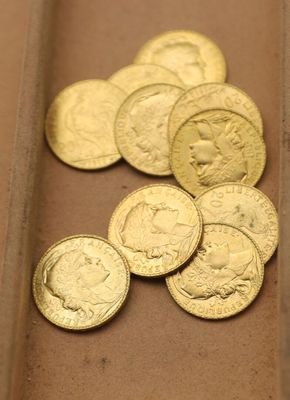 beaucoup de pièces d'or posées sur une table