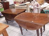une table avec un plateau rabattable dans un magasin
