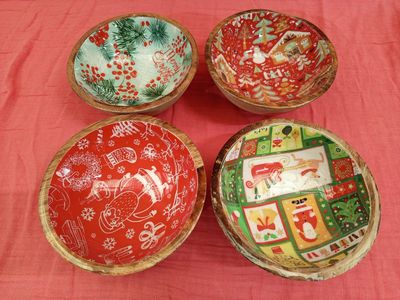 Trois bols sont posés sur une table recouverte d'une nappe rouge.