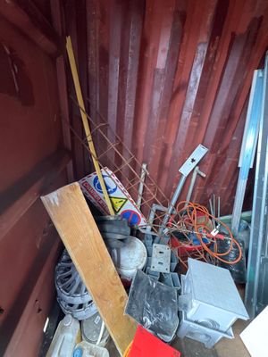 un tas d'objets divers à l'arrière d'un camion