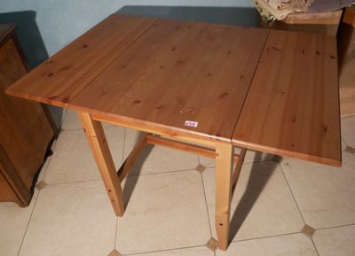 une petite table avec un plateau en bois sur un sol carrelé