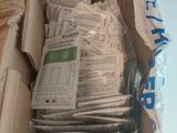 une boîte remplie de journaux posée sur une table
