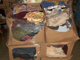 de nombreux cartons de vêtements posés sur une palette