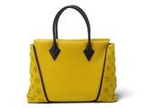 un sac à main jaune avec des anses noires sur fond blanc