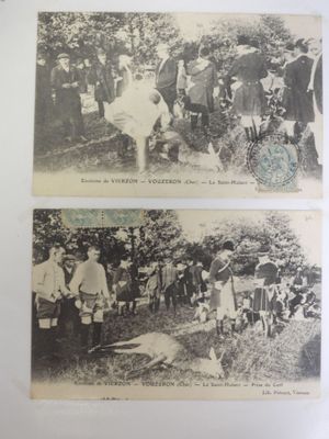 deux vieilles photos en noir et blanc représentant un groupe de personnes dans un champ