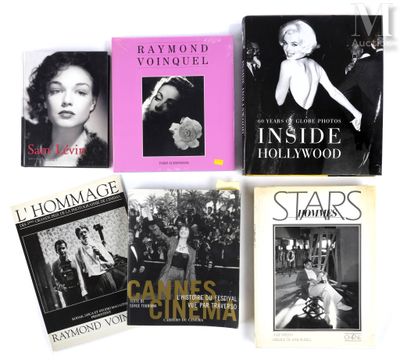 Plusieurs livres consacrés à divers films sont disposés sur une surface blanche