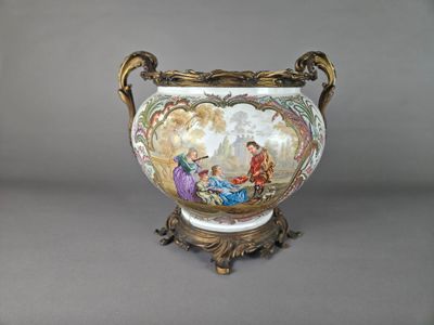un vase avec un tableau posé sur une table