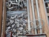 une boîte en bois remplie d'objets métalliques divers