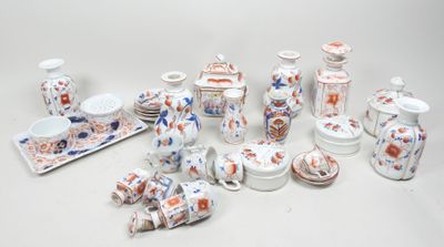 de nombreux types de vases et d'assiettes sur la table
