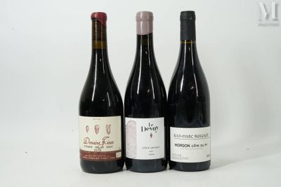 trois bouteilles de vin posées l'une à côté de l'autre sur une table