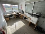 une photo d'un bureau à domicile avec un bureau et une imprimante