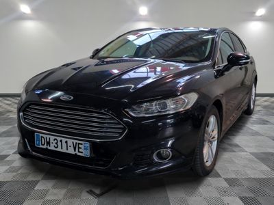 la photo d'une voiture noire garée dans un garage