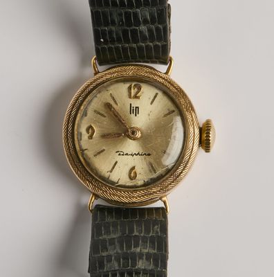 une image d'un gros plan d'une montre-bracelet sur une surface blanche