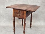 une vieille table en bois surmontée d'un tiroir