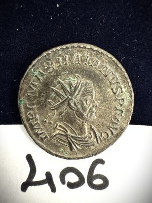 une pièce d'argent sur laquelle figure l'image d'un homme