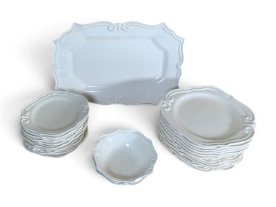 beaucoup de plats qui traînent sur la table