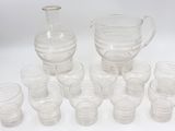 de nombreux verres et un pichet posés sur une table