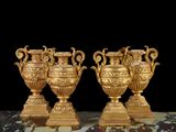 trois vases en or posés sur une table en marbre